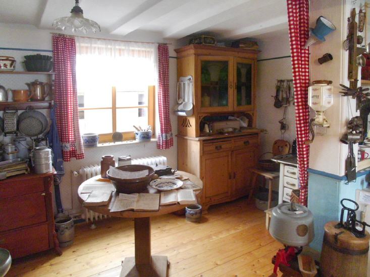 Dorfmuseum – historische Küche · Historische Küche im Dorfmuseum · undatierte Archivaufnahme; die heutige Ausstellung kann anders aussehen