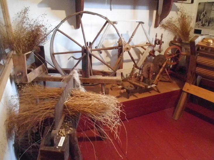 Dorfmuseum – Spinnräder und Geräte · Dorfmuseum · undatierte Archivaufnahme; die heutige Ausstellung kann anders aussehen